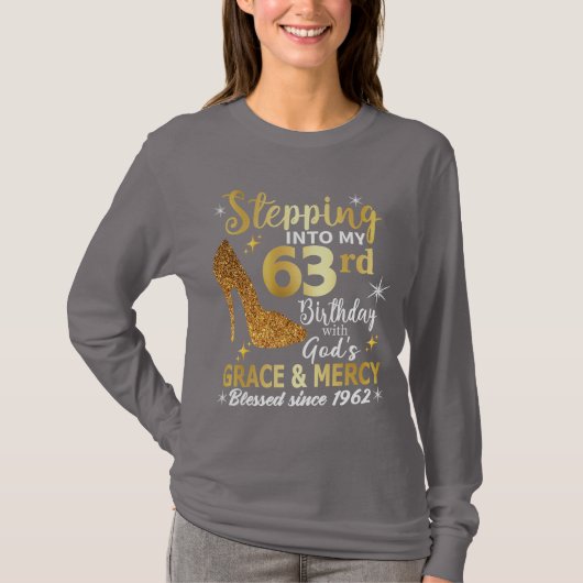 神々の恵みで私の63歳の誕生日に踏み込む Tシャツ (正面)