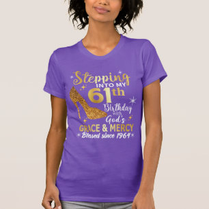 神々の恵みによって私の61歳の誕生日に踏み込む Tシャツ