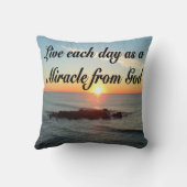 神からの奇跡として毎日を生きる クッション (裏面)