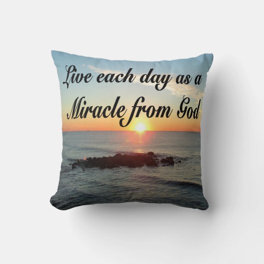 神からの奇跡として毎日を生きる クッション (正面)