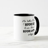 神がだれでもの前に立つことができる前にひざまずく彼 マグカップ (正面右)