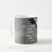 神が主賛美聖節である国は コーヒーマグカップ (正面左)