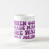 神が人を造った時、彼女はフェミニストを冗談で言っただけだった コーヒーマグカップ (中央)