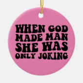 神が人を造った時、彼女はフェミニストを冗談で言っただけだった セラミックオーナメント (正面)