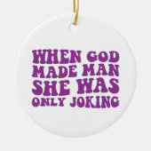 神が人を造った時、彼女はフェミニストを冗談で言っただけだった セラミックオーナメント (正面)