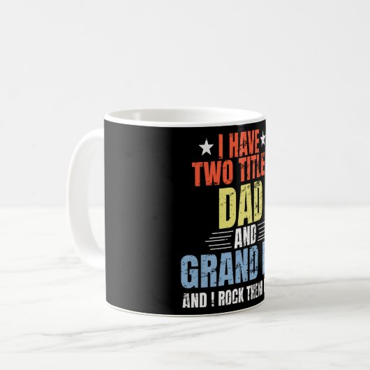 神が私におもしろい2つのタイトルを与えたパパとおじいちゃん コーヒーマグカップ (正面左)