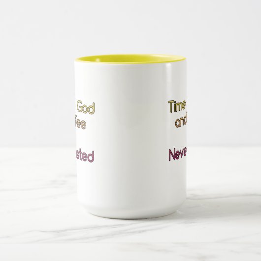 神とコーヒーとの時間は決してマグカップを無駄にしない マグカップ (中央)