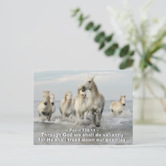 神と共に、私たちは勇ましく行く。詩篇 108:13 ポストカード (スタンド正面)