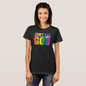 神と言うな、ゲイプライド、LGBTQ虹と言うな Tシャツ (正面フル)