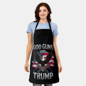 神と銃とトランプ鷲アメリカ国旗ヴィンテージ エプロン (着用した状態)