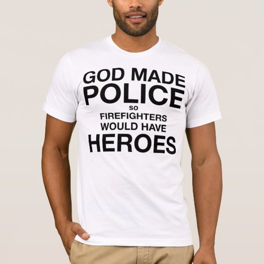 神によってなされた警察は従って消防士に英雄があります Tシャツ (正面)