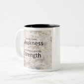 神に彼が彼の強さを与えるあなたの弱さを与えて下さい ツートーンマグカップ (正面左)