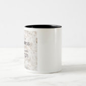 神に彼が彼の強さを与えるあなたの弱さを与えて下さい ツートーンマグカップ (中央)