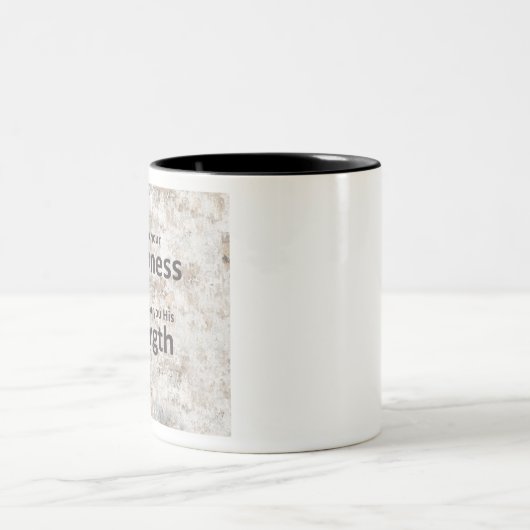 神に彼が彼の強さを与えるあなたの弱さを与えて下さい ツートーンマグカップ (中央)