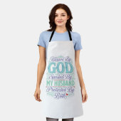 神に祝福され夫に甘やかされるTシャツデザイン_ エプロン (着用した状態)