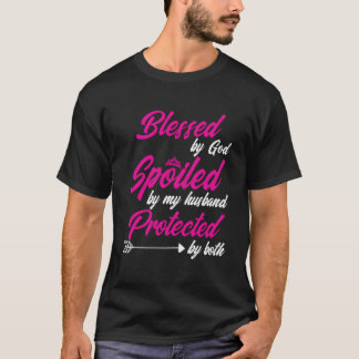 神に祝福され夫に甘やかされ Tシャツ