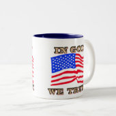 神に私たちはアメリカ国旗のマグを信頼する ツートーンマグカップ (正面右)