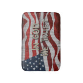 神に私たちはバーンドボ素朴ードアメリカ国旗を信頼する バスマット (正面縦)