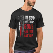 神に私たちは銃がバックアップAr 15アメリカであると信じている Tシャツ (正面)