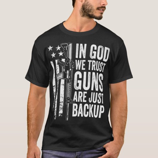 神に私たちは銃が単なるバックアップ米国Pro銃Cであると信じる Tシャツ (正面)