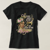 神のクリスティの前にひざまずくイエス・ブラック・ガール Tシャツ (デザイン正面)