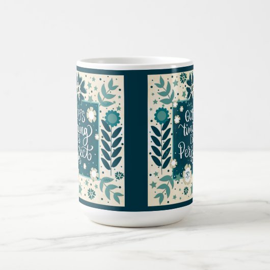 神のタイミングティール（緑がかった色）ブルーインスパイアの引用文インスピリチュアリティ コーヒーマグカップ (中央)