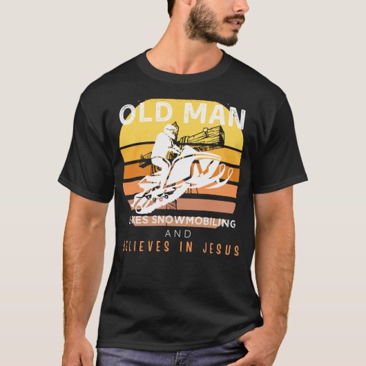神のトレイル:気難しいオールドマンズイエスが雪に乗る Tシャツ (正面)