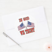 神の中で我々はクロスフラッグステッカーを信じる ラウンドシール (封筒)