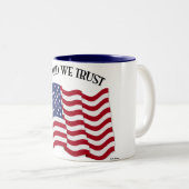 神の中で我々は米国の旗と信頼する ツートーンマグカップ (正面右)