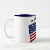 神の中で我々は米国の旗と信頼する ツートーンマグカップ (左)