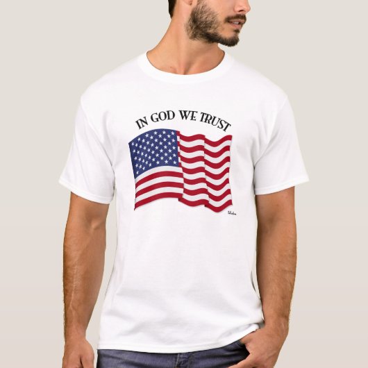 神の中で我々は米国の旗と信頼する Tシャツ (正面)