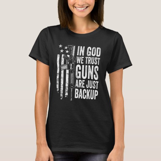神の中で我々は銃は単なるバックアップ米国Pro銃であると信じる Tシャツ (正面)
