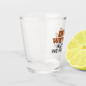 神の中で私たちは他の全ての人々を信頼するポリグラフ ショットグラス (左)