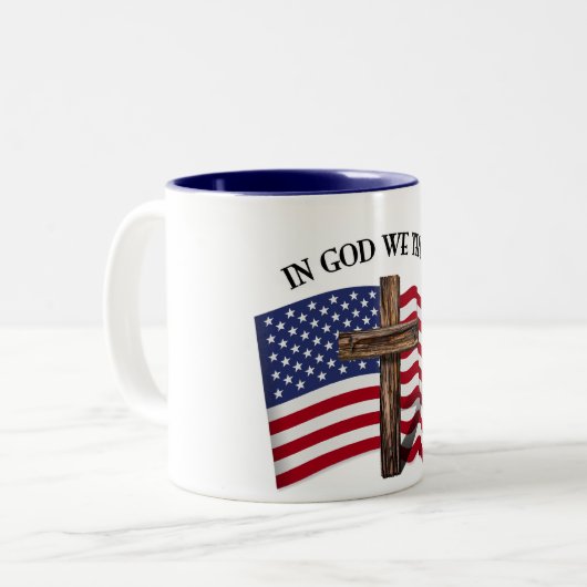 神の中で私たちは険しい十字架と米国旗を信頼する ツートーンマグカップ (正面左)