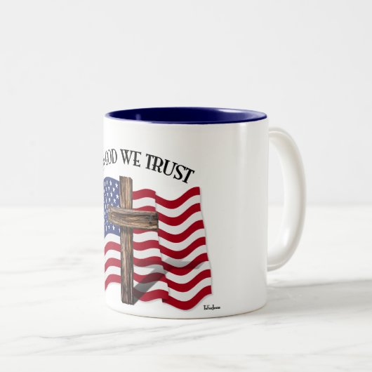 神の中で私たちは険しい十字架と米国旗を信頼する ツートーンマグカップ (正面右)