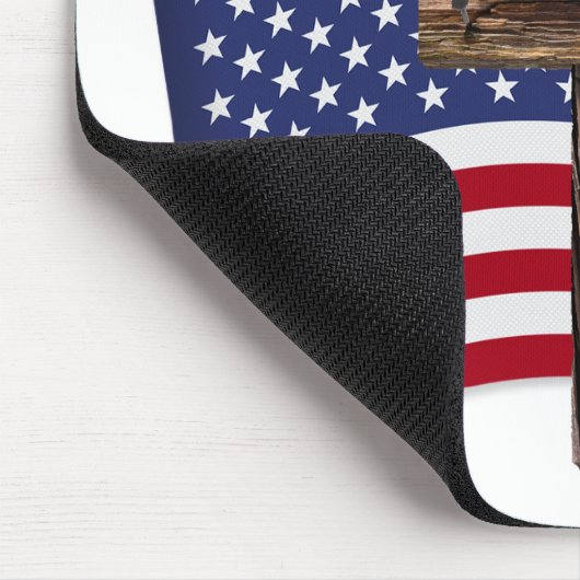 神の中で私たちは険しい十字架と米国旗を信頼する マウスパッド (コーナー)