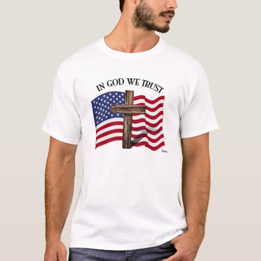 神の中で私たちは険しい十字架と米国旗を信頼する Tシャツ (正面)