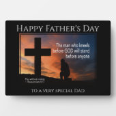 神の前にひざまずく父なる幸せな日の男 フォトプラーク (正面)