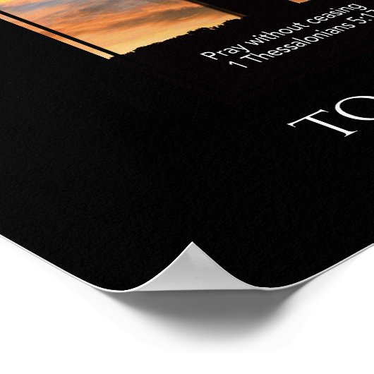 神の前にひざまずく父なる幸せな日の男 ポスター (角)