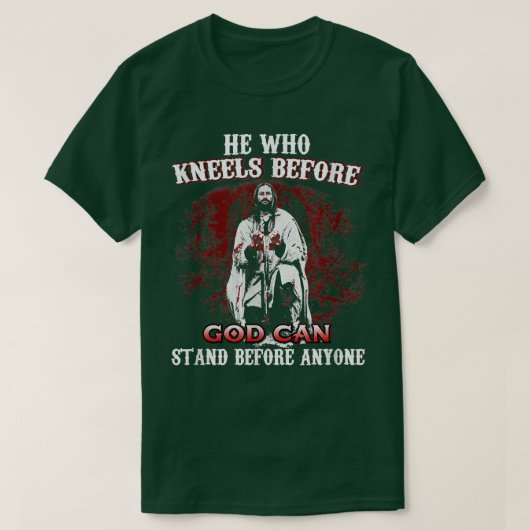 神の前にひざまずく者は誰よりも先に立つことができる Tシャツ (デザイン正面)
