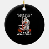 神の前にひざまずく者は誰よりも先に立つ –  セラミックオーナメント (裏面)
