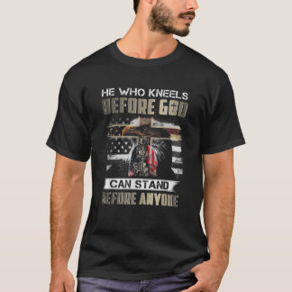 神の前にひざまずく者は誰よりも先に立つ Tシャツ