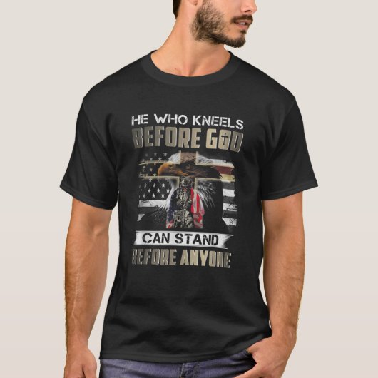 神の前にひざまずく者は誰よりも先に立つ Tシャツ (正面)