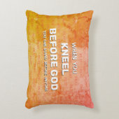 神の前グランジにひざまずく祈りの言葉アクセント枕 アクセントクッション (正面(垂直))