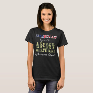 神の恩寵による誕生の軍隊のガールフレンドによるアメリカ人 Tシャツ
