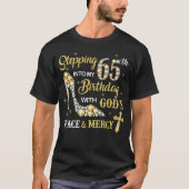 神の恵みで65誕生日に踏み込む Tシャツ (正面)