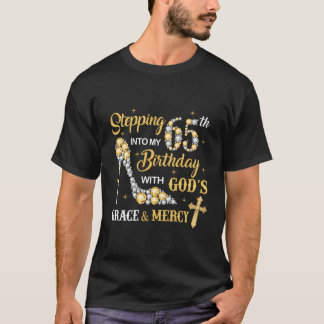 神の恵みによって私の65誕生日に踏み込む Tシャツ