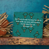 神の愛聖なる書物、 経典引用文ローマ5:8 フォトプラーク (側面)