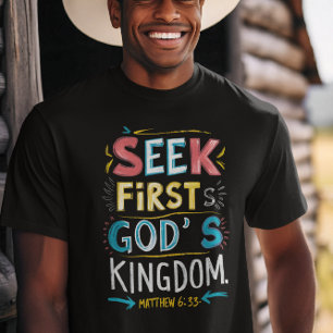 神の探求:最初の神々の王国を求める Tシャツ