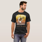 神の波：不機嫌な古いマンズイエスサーフィン&フモ Tシャツ (正面フル)